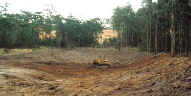 A Lagre Traxcavator embebbing low silica clays.
